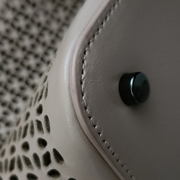 Alaia bucket bag - Picture 6 of 12